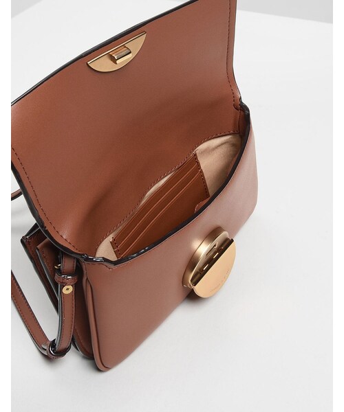 CHARLES & KEITH（チャールズ & キース）の「Metallic Accent Push Lock Pouch（バッグ・レディース・Black/Cognac/Olive/Blue/Lilac・XS）」の5枚目の写真