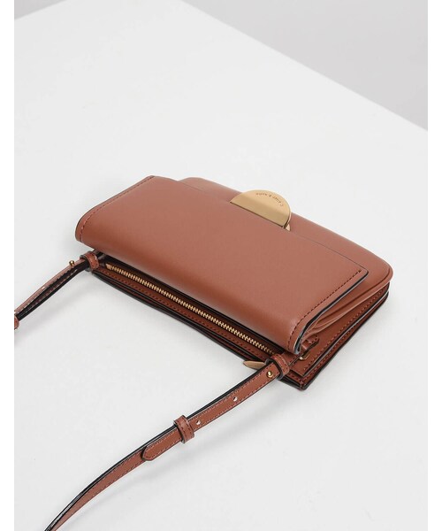 CHARLES & KEITH（チャールズ & キース）の「Metallic Accent Push Lock Pouch（バッグ・レディース・Black/Cognac/Olive/Blue/Lilac・XS）」の2枚目の写真