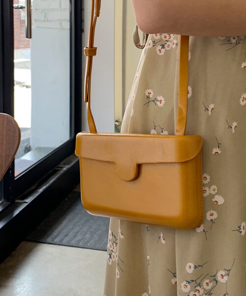 DHOLIC(ディーホリック)の「スクエアミニフラップショルダーバッグ(ショルダーバッグ・レディース・ホワイト/ブラウン/ブラック/イエロー/レッド・FREE)」の4枚目の写真