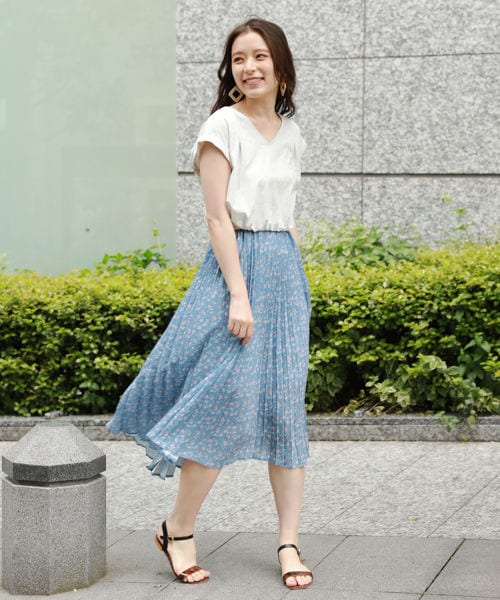 mysty woman（ミスティウーマン）の「カット小花柄シフォンワンピース（ワンピース/ドレス・オフホワイト/ライトグレー/ベージュ）」の4枚目の写真