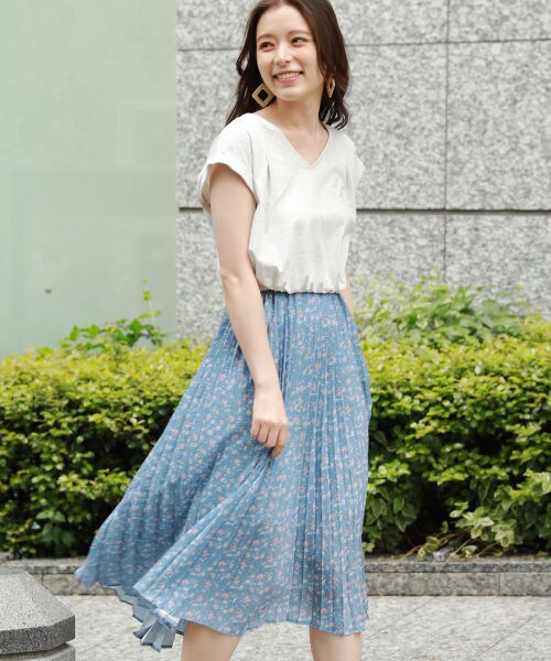 mysty woman（ミスティウーマン）の「カット小花柄シフォンワンピース（ワンピース/ドレス・オフホワイト/ライトグレー/ベージュ）」の2枚目の写真