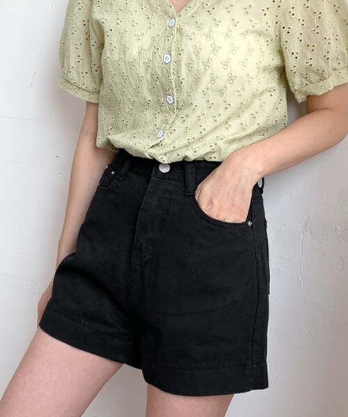 DHOLIC（ディーホリック）の「ハイウエストショートデニムパンツ（デニムパンツ・レディース・ホワイト/ブルー/ブラック・S/M）」の2枚目の写真