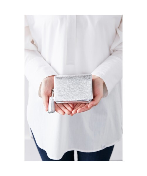 IEDIT（イディット）の「IEDIT[イディット] SELECT やわらか艶レザーで手になじむ 長く使いこみたい本革ミニ財布〈シルバー〉（バッグ・財布・靴 > 財布・ポーチ > 財布・レディース・シルバー）」の2枚目の写真