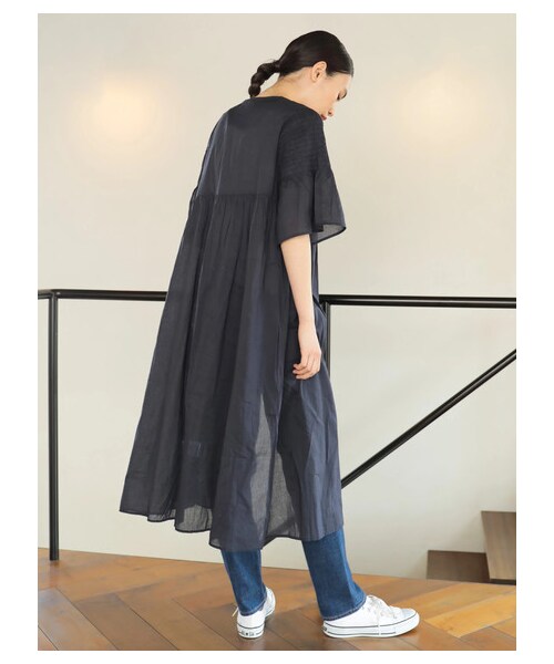 AMERICAN HOLIC（アメリカンホリック）の「袖シャーリングガウンワンピース（ワンピース/ドレス・チャコールグレー/ベージュ/カーキ・F）」の7枚目の写真