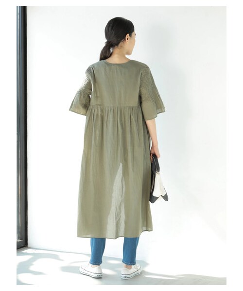 AMERICAN HOLIC（アメリカンホリック）の「袖シャーリングガウンワンピース（ワンピース/ドレス・チャコールグレー/ベージュ/カーキ・F）」の4枚目の写真