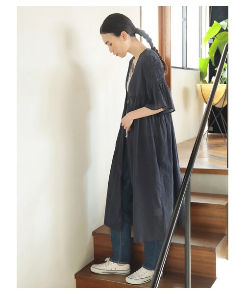 AMERICAN HOLIC（アメリカンホリック）の「袖シャーリングガウンワンピース（ワンピース/ドレス・チャコールグレー/ベージュ/カーキ・F）」の6枚目の写真