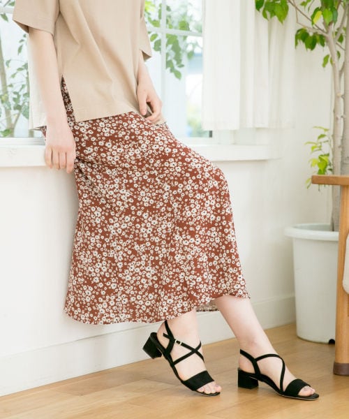 GLOBAL WORK（グローバルワーク）の「フラワーソフトマーメイドスカート（スカート・ブラック/ブラウン/グリーン）」の2枚目の写真