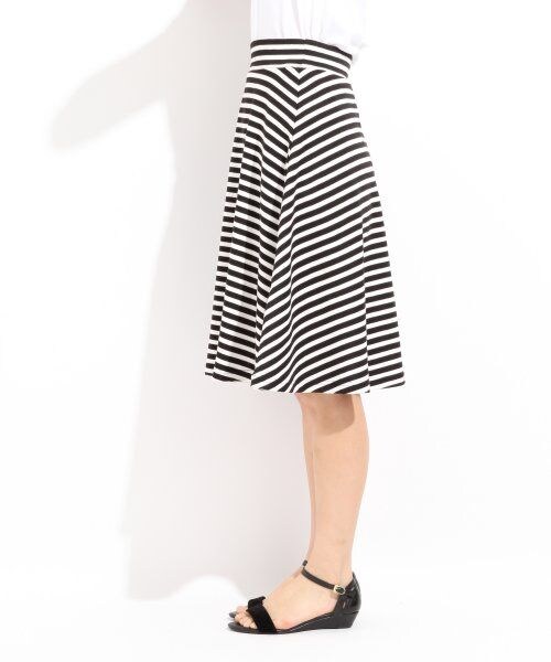 LOWRYS FARM（ローリーズファーム）の「Ｆベーシックフレアミディスカート（スカート・レディース・ブラック/ボーダー/グレー/ネイビー・Ｍ/Ｌ）」の6枚目の写真