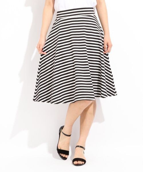 LOWRYS FARM（ローリーズファーム）の「Ｆベーシックフレアミディスカート（スカート・レディース・ブラック/ボーダー/グレー/ネイビー・Ｍ/Ｌ）」の4枚目の写真