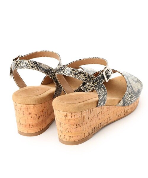 OZOC（オゾック）の「[ふわ底]ウェッジベルトサンダル（シューズ・レディース・ブラック(019)/ベージュ(052)/ベージュ×パイソン(152)/ライトベージュ(652)・25(22.5cm)/35(23.5cm)/45(24.5cm)/55(25.5cm)）」の7枚目の写真