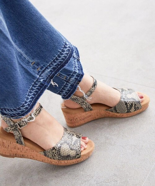 OZOC（オゾック）の「[ふわ底]ウェッジベルトサンダル（シューズ・レディース・ブラック(019)/ベージュ(052)/ベージュ×パイソン(152)/ライトベージュ(652)・25(22.5cm)/35(23.5cm)/45(24.5cm)/55(25.5cm)）」の10枚目の写真