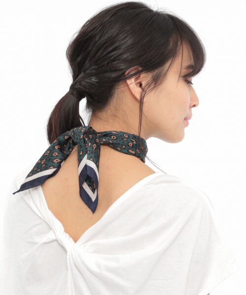 LAKOLE(ラコレ)の「レオパードスカーフ(ファッション雑貨・ベージュ()/グリーン())」の2枚目の写真