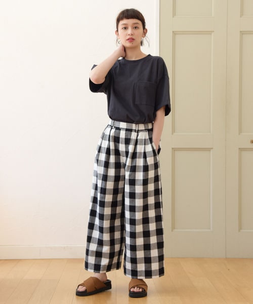 studio CLIP(スタディオクリップ)の「コットンクロスワイドストレートパンツ(パンツ・ブラック×ホワイト(チェック)/ホワイト×ブラック(ストライプ)/ベージュ/カーキ)」の8枚目の写真