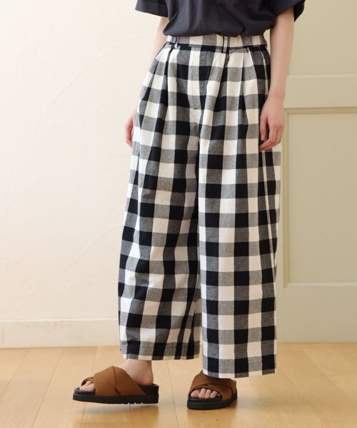 studio CLIP(スタディオクリップ)の「コットンクロスワイドストレートパンツ(パンツ・ブラック×ホワイト(チェック)/ホワイト×ブラック(ストライプ)/ベージュ/カーキ)」の1枚目の写真