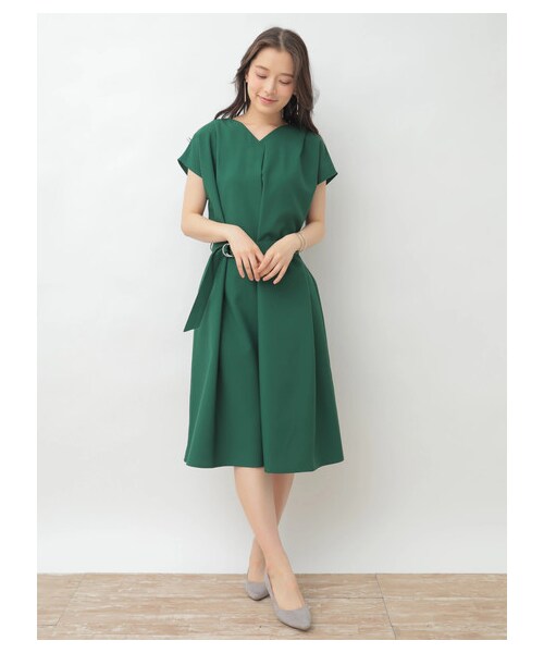 earth music&ecology（アースミュージックアンドエコロジー）の「・ウエストリボンVネックワンピース（ワンピース/ドレス・ベージュ/マスタード/グリーン/ネイビー・F）」の2枚目の写真