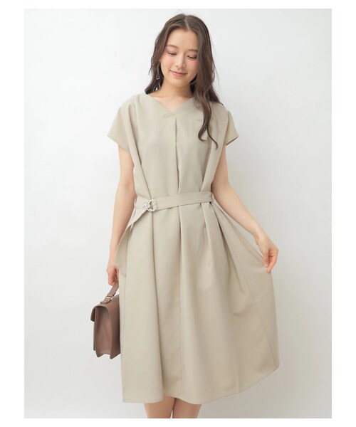 earth music&ecology（アースミュージックアンドエコロジー）の「・ウエストリボンVネックワンピース（ワンピース/ドレス・ベージュ/マスタード/グリーン/ネイビー・F）」の4枚目の写真