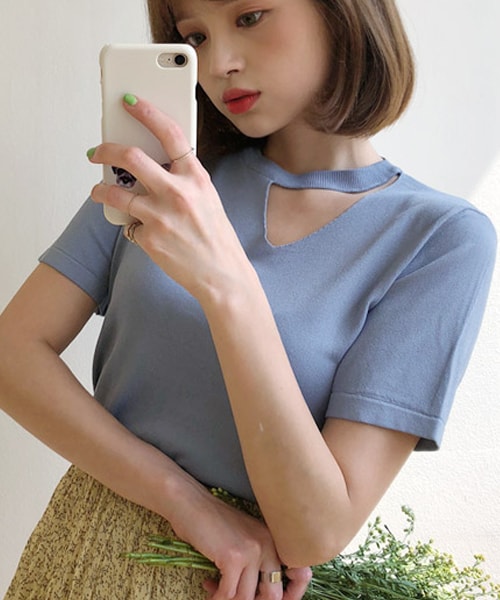 DHOLIC（ディーホリック）の「ネックカットアウト半袖ニット（ニット/セーター・レディース・ホワイト/ブルー/ブラック/オレンジ・FREE）」の3枚目の写真