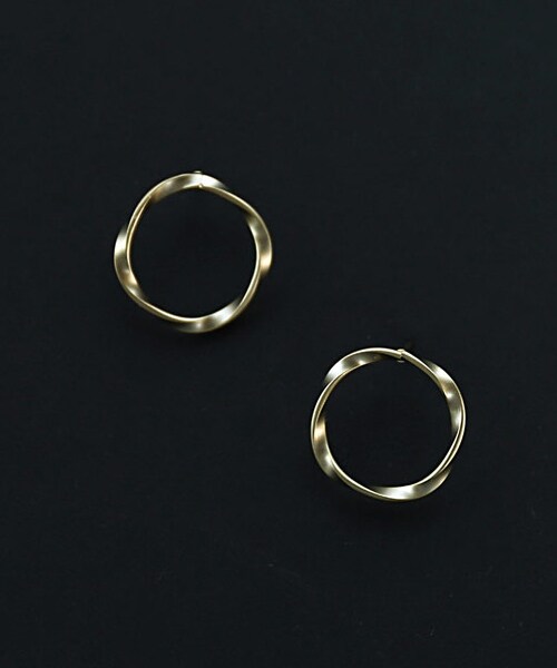 DHOLIC（ディーホリック）の「ツイストリングピアス（ピアス（両耳用）・レディース・シルバー/ゴールド・FREE）」の2枚目の写真