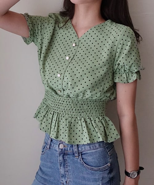 DHOLIC（ディーホリック）の「Vネックブラウジングドットブラウス（シャツ/ブラウス・レディース・ベージュ/グリーン・FREE）」の2枚目の写真