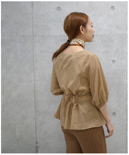 w closet(ダブルクローゼット)の「スカーフ付きウエストタック前開きブラウス(トップス・レディース・モカベージュ/レンガ/キャメル・FREE/M/L)」の15枚目の写真
