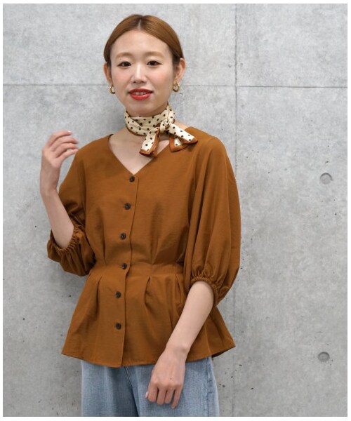 w closet(ダブルクローゼット)の「スカーフ付きウエストタック前開きブラウス(トップス・レディース・モカベージュ/レンガ/キャメル・FREE/M/L)」の4枚目の写真