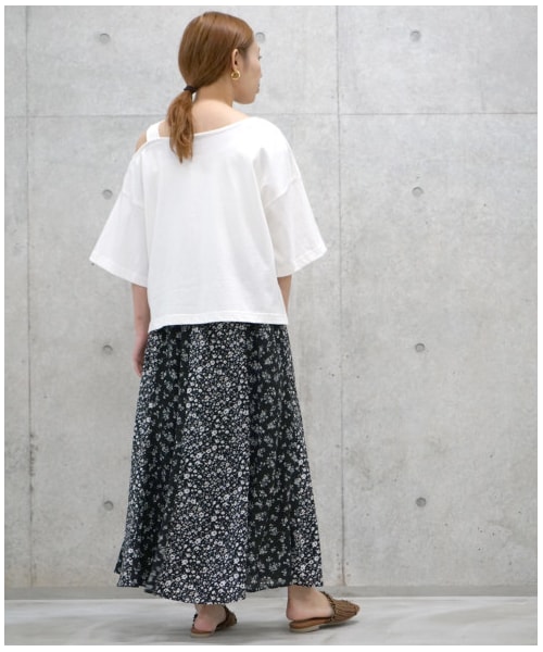 w closet（ダブルクローゼット）の「オフショルショートプルオーバー（トップス・レディース・オフホワイト/Lブラウン/スミクロ・FREE/M/L）」の15枚目の写真