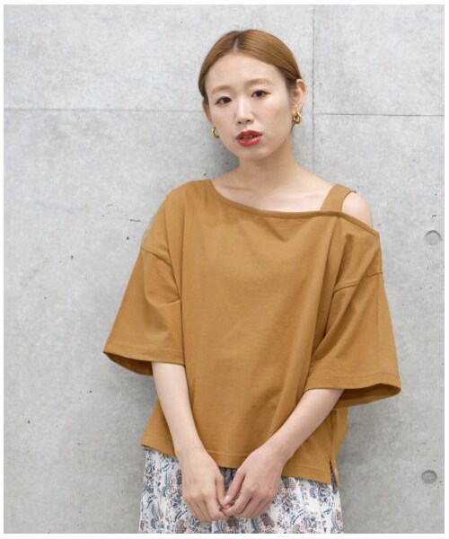 w closet（ダブルクローゼット）の「オフショルショートプルオーバー（トップス・レディース・オフホワイト/Lブラウン/スミクロ・FREE/M/L）」の4枚目の写真