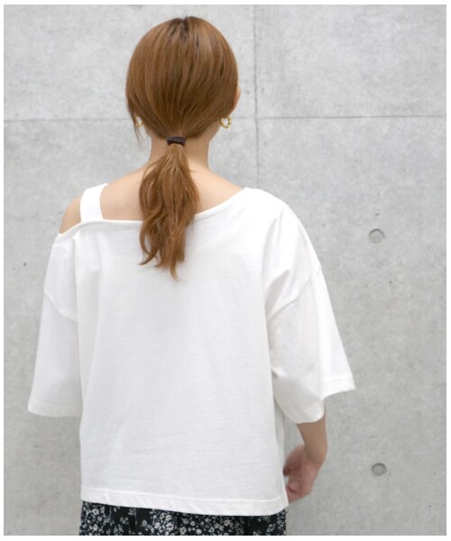 w closet（ダブルクローゼット）の「オフショルショートプルオーバー（トップス・レディース・オフホワイト/Lブラウン/スミクロ・FREE/M/L）」の14枚目の写真