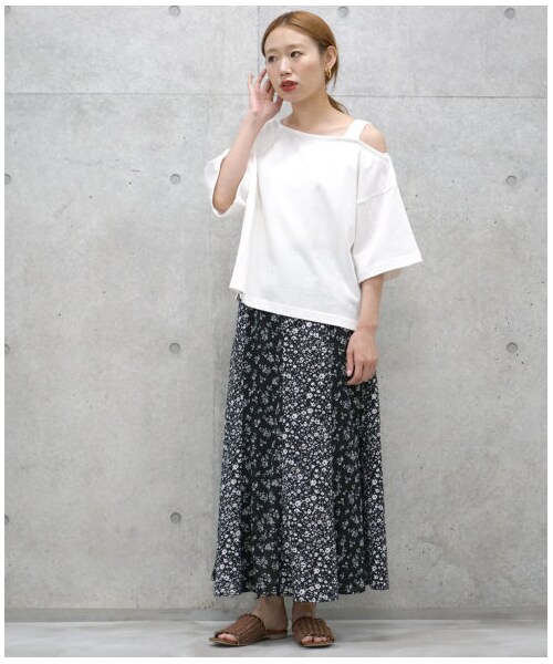 w closet（ダブルクローゼット）の「オフショルショートプルオーバー（トップス・レディース・オフホワイト/Lブラウン/スミクロ・FREE/M/L）」の11枚目の写真