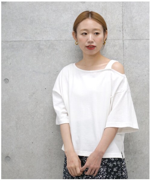 w closet（ダブルクローゼット）の「オフショルショートプルオーバー（トップス・レディース・オフホワイト/Lブラウン/スミクロ・FREE/M/L）」の16枚目の写真