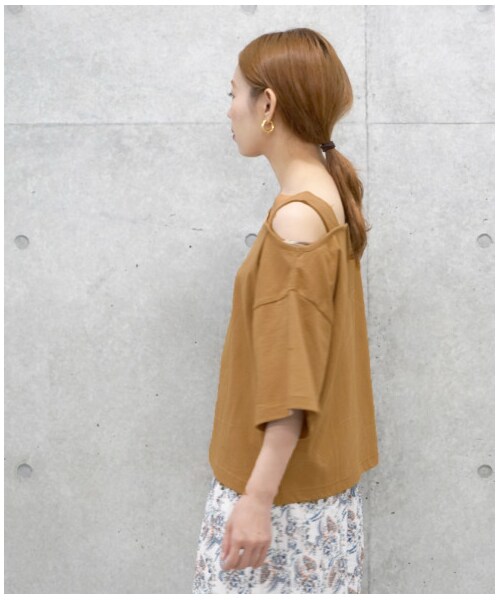 w closet（ダブルクローゼット）の「オフショルショートプルオーバー（トップス・レディース・オフホワイト/Lブラウン/スミクロ・FREE/M/L）」の19枚目の写真