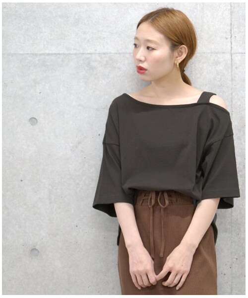 w closet（ダブルクローゼット）の「オフショルショートプルオーバー（トップス・レディース・オフホワイト/Lブラウン/スミクロ・FREE/M/L）」の6枚目の写真