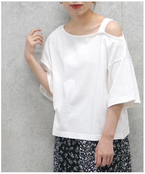 w closet（ダブルクローゼット）の「オフショルショートプルオーバー（トップス・レディース・オフホワイト/Lブラウン/スミクロ・FREE/M/L）」の5枚目の写真