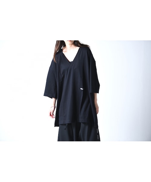 VOAAOV（ヴォアーブ）の「VOAAOV 「VOAAOV」刺繍VネックBIG-T black（Tシャツ/カットソー・レディース・ホワイト/ブラック・1）」の2枚目の写真