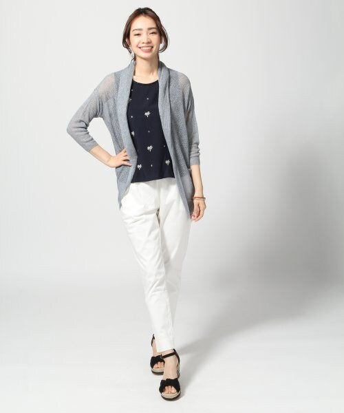 GLOBAL WORK(グローバルワーク)の「パームツリーシシュウノースリーブ(トップス・レディース・ホワイト06/ネイビー88・M/L)」の4枚目の写真