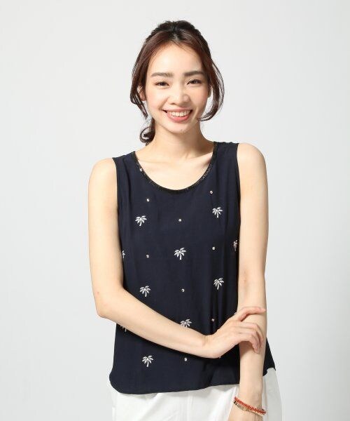 GLOBAL WORK(グローバルワーク)の「パームツリーシシュウノースリーブ(トップス・レディース・ホワイト06/ネイビー88・M/L)」の2枚目の写真