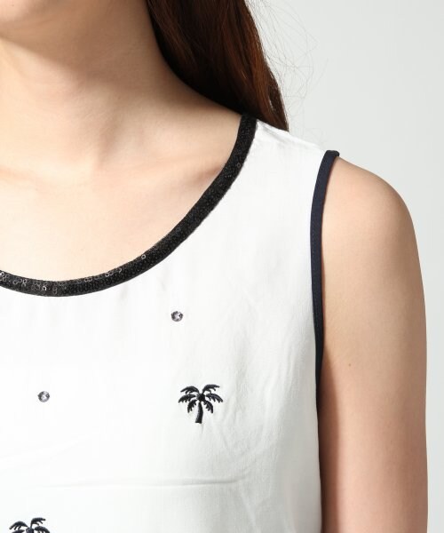 GLOBAL WORK(グローバルワーク)の「パームツリーシシュウノースリーブ(トップス・レディース・ホワイト06/ネイビー88・M/L)」の8枚目の写真