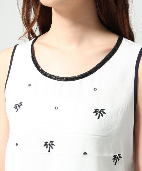 GLOBAL WORK(グローバルワーク)の「パームツリーシシュウノースリーブ(トップス・レディース・ホワイト06/ネイビー88・M/L)」の7枚目の写真