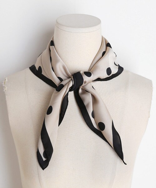 DHOLIC（ディーホリック）の「ドットスクエアスカーフ（バンダナ/スカーフ・レディース・ホワイト/ベージュ/ブラウン/ブラック/その他・FREE）」の4枚目の写真
