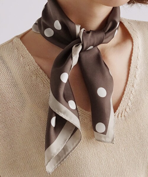 DHOLIC（ディーホリック）の「ドットスクエアスカーフ（バンダナ/スカーフ・レディース・ホワイト/ベージュ/ブラウン/ブラック/その他・FREE）」の3枚目の写真