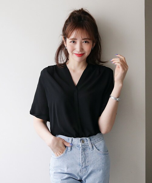 DHOLIC（ディーホリック）の「ハーフスリーブVネックブラウス（シャツ/ブラウス・レディース・ブルー/ホワイト/ブラック/ピンク・FREE/FREE	）」の2枚目の写真