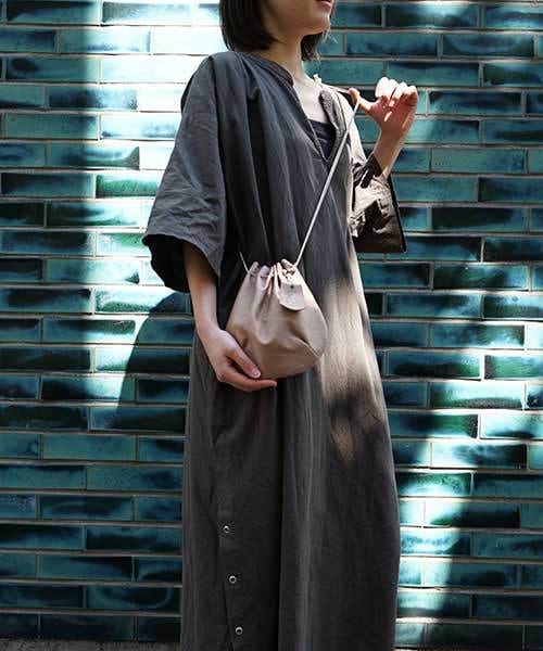 REN(レン)の「WEB限定【レザーショルダーバッグ】ハリー・バルーンショルダー(ドラムバッグ・レディース・ブラック/イエロー/ベージュ・one size)」の2枚目の写真