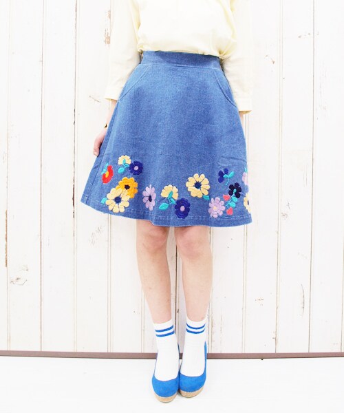 Hamble by Par Avion（ハンブルバイパラビオン）の「裾刺繍スカート（スカート・レディース・デニム/オフホワイト・ワンサイズ）」の2枚目の写真