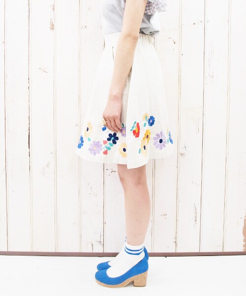 Hamble by Par Avion（ハンブルバイパラビオン）の「裾刺繍スカート（スカート・レディース・デニム/オフホワイト・ワンサイズ）」の3枚目の写真