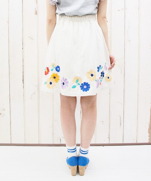Hamble by Par Avion（ハンブルバイパラビオン）の「裾刺繍スカート（スカート・レディース・デニム/オフホワイト・ワンサイズ）」の4枚目の写真