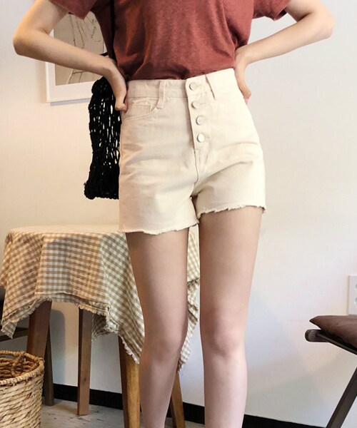 DHOLIC（ディーホリック）の「ボタンフライフレイドショートパンツ（その他パンツ・レディース・ホワイト/ブラック/ベージュ・S/M/L）」の3枚目の写真