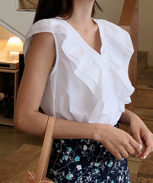 DHOLIC（ディーホリック）の「2TYPEフリルVネックボタンスリーブレス（タンクトップ・レディース・ブラック/ホワイト/その他・FREE）」の2枚目の写真