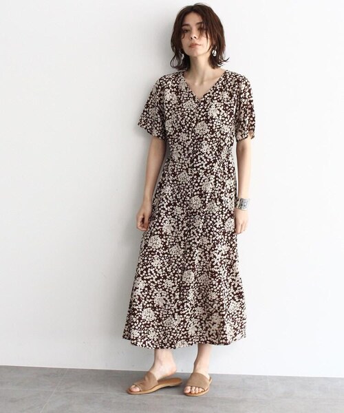 OZOC（オゾック）の「[洗える]花柄Vネックフレアワンピース（ワンピース/ドレス・レディース・ブラック(119)/ダークブラウン(143)/ボルドー(164)/カーキ(127)・38(M)/40(L)）」の2枚目の写真
