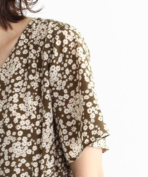 OZOC（オゾック）の「[洗える]花柄Vネックフレアワンピース（ワンピース/ドレス・レディース・ブラック(119)/ダークブラウン(143)/ボルドー(164)/カーキ(127)・38(M)/40(L)）」の8枚目の写真