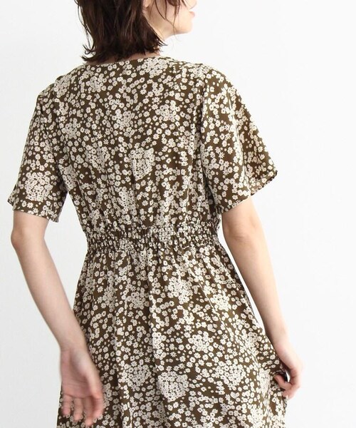 OZOC（オゾック）の「[洗える]花柄Vネックフレアワンピース（ワンピース/ドレス・レディース・ブラック(119)/ダークブラウン(143)/ボルドー(164)/カーキ(127)・38(M)/40(L)）」の9枚目の写真